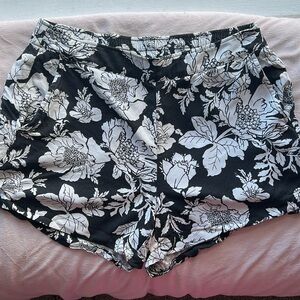 Woman’s size L old navy black and white floral print shorts